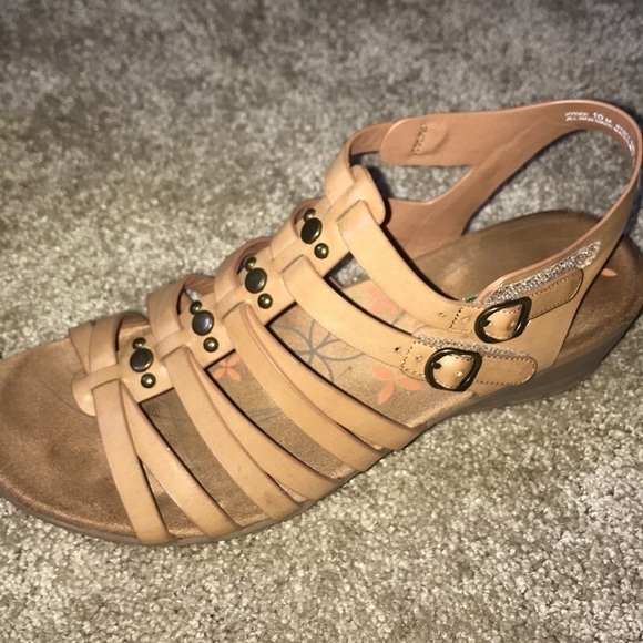 Baretraps Wedge Sandals - Picture 2 of 5